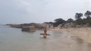 Купаем собаку в Море !!! ( Померанский шпиц )