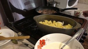 Картофель тушеный с куриной печенью в сметане.