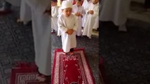Мальчик читает намаз
