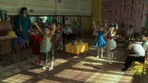 Танец девочек Поцелую бабушку (средняя группа)