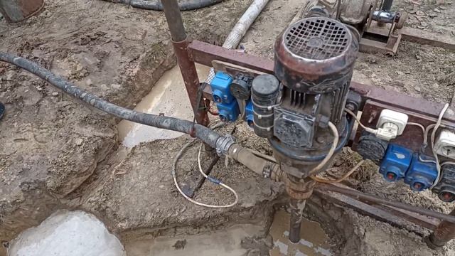 Пробурили скважину под ручной насос гидробурением под 125 трубу.