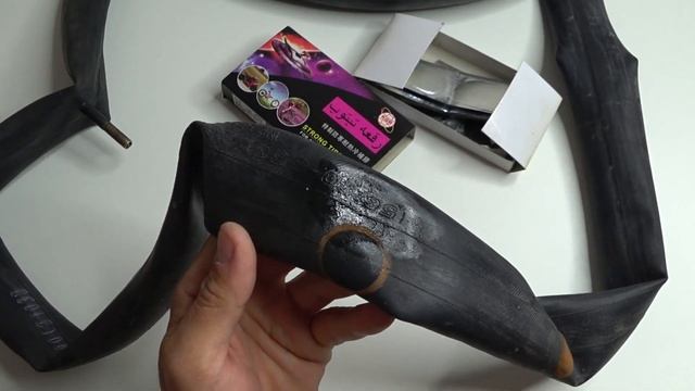 Как заклеить камеру велосипеда ремкомплектом! Как накачать камеру велосипедным насосом! смотреть онлайн