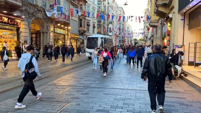 Istiklal Street walking Tour |Taksim Square| The Beating heart Of Istanbul April 2023 |4k UHD 60fps смотреть онлайн