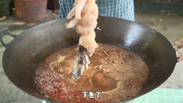 金老師搞來一條大花鰱，小雨做個火鍋魚吃，煮點涼粉進去真巴适【市民朱小雨】
