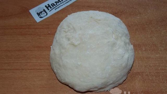 Порционная пицца с двумя сырами и сосисками в духовке
