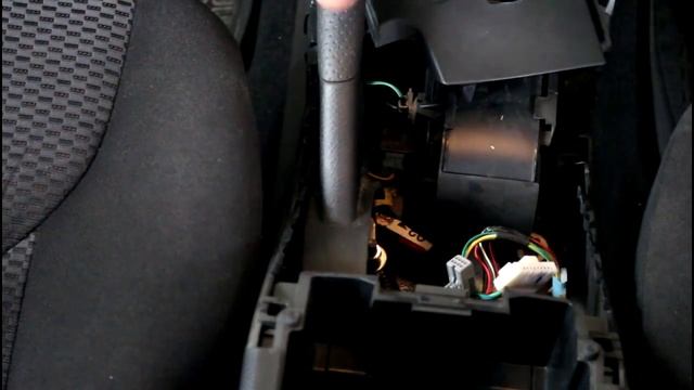 Регулировка ручного тормоза Toyota RAV4 2,0 Тойота РАВ 4 2011 года смотреть онлайн