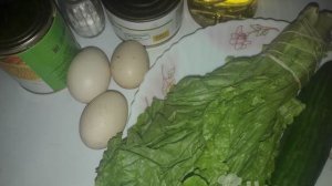 Салат с яйцами, кукурузой, огурцом и сардиной в масле