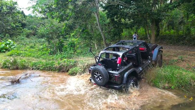 Экстремальный тест на прочность: переправа через реку на Jeep Wrangler Rubicon