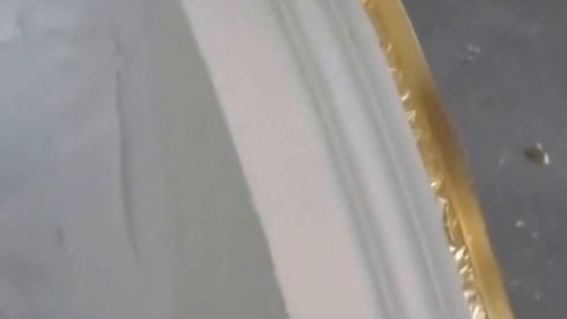 Итальянский мастер покрывает мебель сусальным золотом