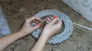 Новогодний венок из бумажной лозы и природных материалов