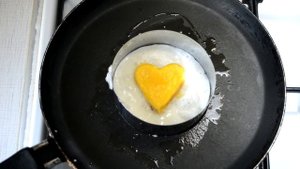 Красивая ЯИЧНИЦА на завтрак / Как сделать желток в форме сердца / Кулинарный креатив