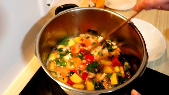 Как приготовить в СКОРОВАРКЕ тушенную картошку с мясом/ готовит муж / Жизнь в Германии смотреть онлайн