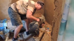 Штукатурим  глиной нашу баню.
