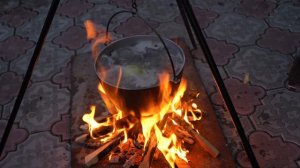 Уха из щуки на костре в казане.