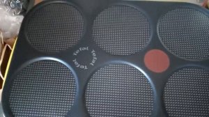 Блинница Tefal PY 559312 дымит и пахнет при первом включении. Нормально ли это ?