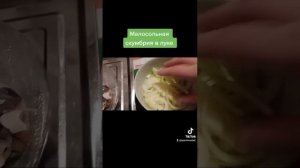 Малосольная скумбрия в луке