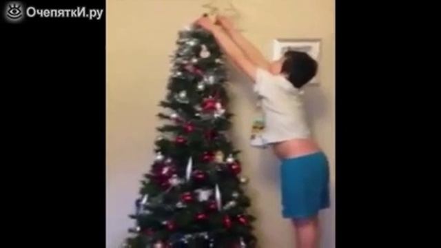 Мальчик успешно одел звезду на елку смотреть онлайн