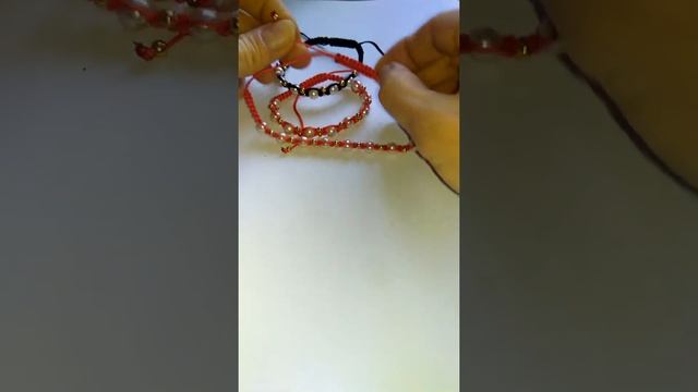 Браслет дружбы с бусинками. Делаем браслет макраме с бусинами. Браслет удачи. #shorts