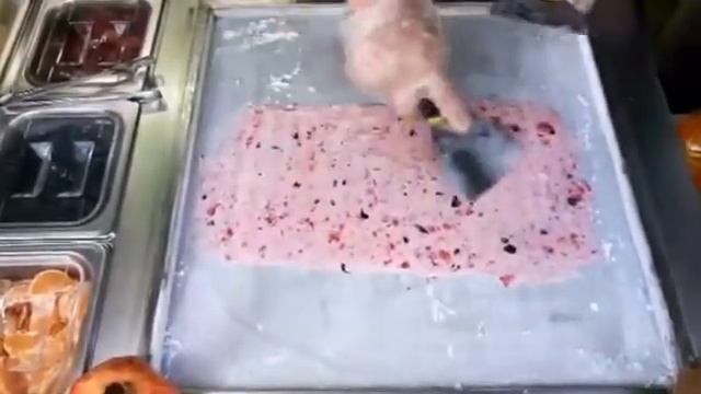 Жареное тайское ролл-мороженое от ice-mix