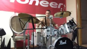 Парень играет на барабанах. Playing drums