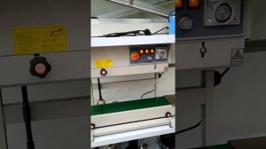 Роликовый (конвейерный) запайщик FRB-770II - видео работы