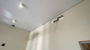 Обзор натяжных потолков в однокомнатной квартире, на теневом примыкании evrokraab.