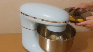 Заварной тесто в миксере.