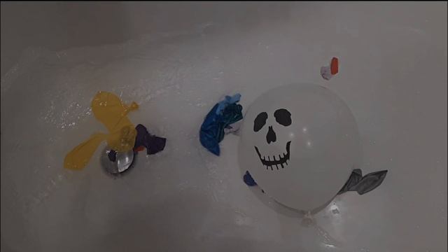Popping balloons filed with water in slow motion compilation 2020. Лопаем Воздушные Шарики с Водой