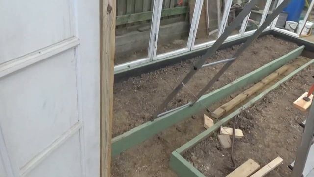 Фрагменты сборки стеклянного парника. Fragments of glass greenhouse assembly. смотреть онлайн