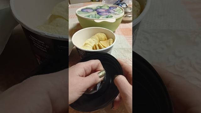 Пробуем новинку! Любителям чипс посвящается! #пробуемеду #мукбангроссия #вкусняшки смотреть онлайн