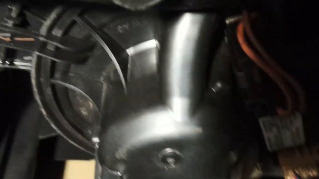 Свист печки. Снятие моторчка печки VAG. Golf, Polo, Skoda. смотреть онлайн