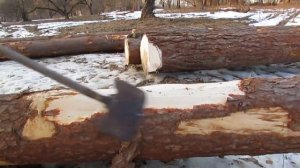 Ошкуривание бревен лопатой