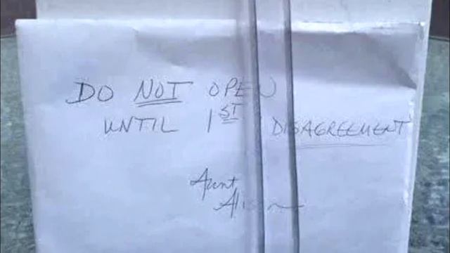 Пара ждала 10 лет, чтобы открыть подарок от бывшей жены. От увиденного мурашки! смотреть онлайн