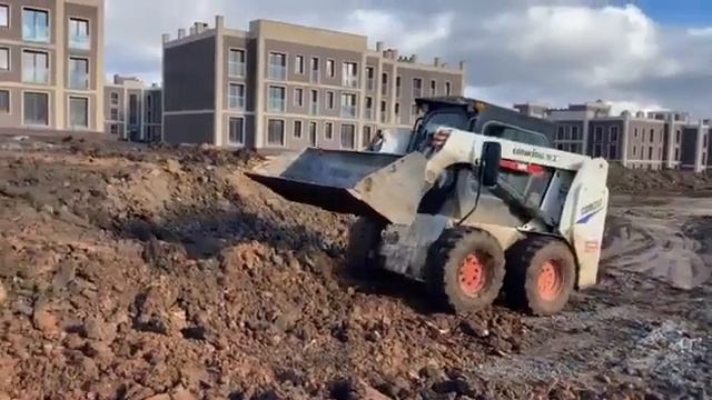 Мини погрузчик LONKING CDM312 с доп  противовесом в работе, на строительстве нового микрорайона