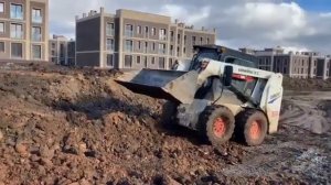 Мини погрузчик LONKING CDM312 с доп противовесом в работе, на строительстве нового микрорайона