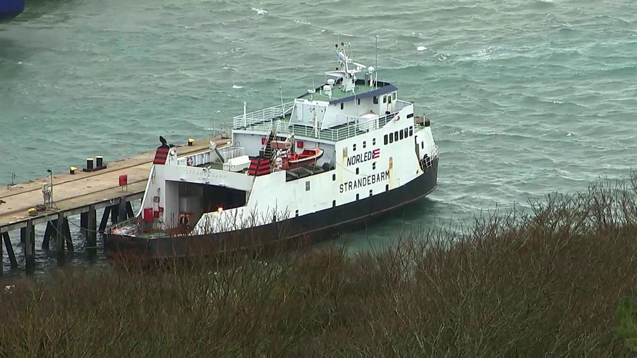 В Великобритании сотрудники посольства РФ пытаются...оссийских моряков, которые застряли в Портленде