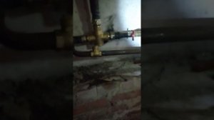 Установка твердотопливного котла с термостатическим клапаном.