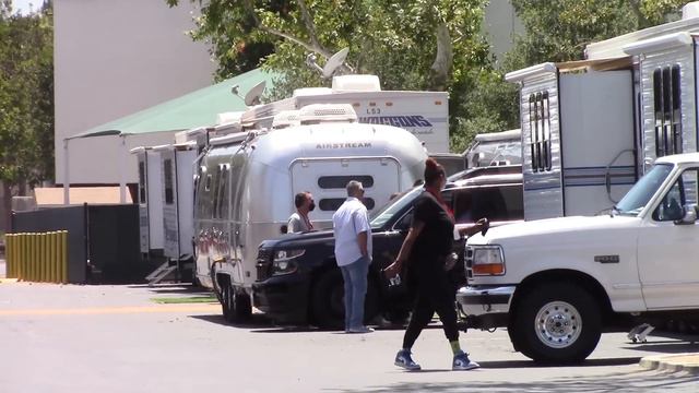 Jennifer Lopez Gives Wedding Day Vibes By Rocking Gorgeous White Dress To Visit Ben On Set смотреть онлайн