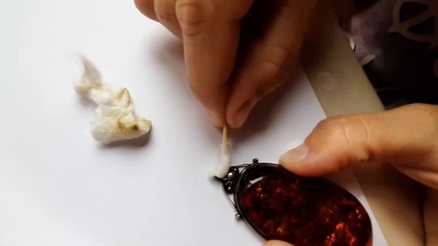 Как легко в домашних условиях отчистить зелень с мельхиора на примере янтарного кулона смотреть онлайн