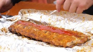 Рёбра BBQ на гриле в соусе Свит Чили. Свиные ребрышки на огне. ребрышки барбекю