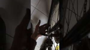 Заднее колесо задевает перо велосипеда. Погнута ось.