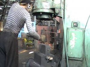 Молот с МПЧ 400 кг. Работа с штампом. Изготовление болта.