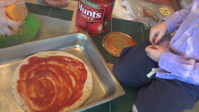 Малыш делает пиццу смотреть онлайн