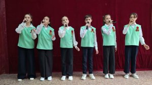 Вокальный ансамбль "Дебют" исполняет песню "Не забывайте"