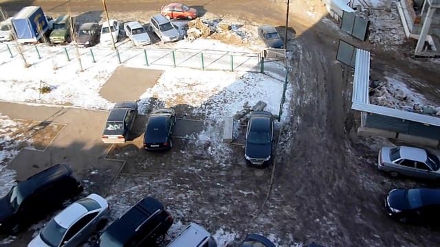 Офисменеджеры заняли детскую площадку под свои авто смотреть онлайн