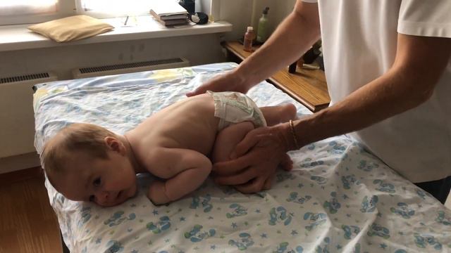 Детский массаж, прописываем четвереньки у карапуза. смотреть онлайн