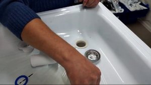 Установка регулируемых сифонов для душевого поддона на самом поддоне (А-8258, А-82587, А-82589).