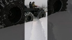 Друзья пробуют мой каракат на проходимость, снег около метра