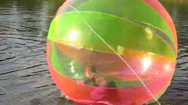 Дети в шарах на воде. смотреть онлайн