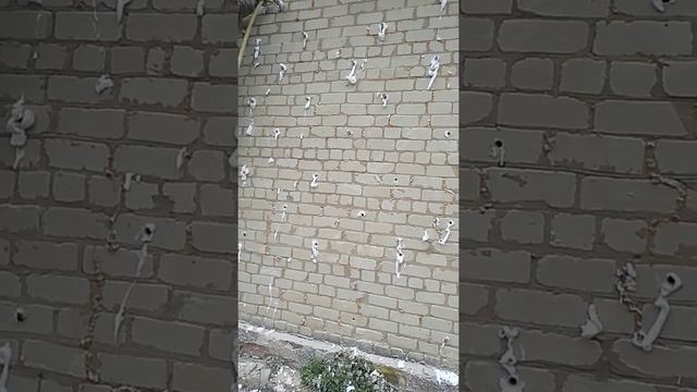 Закачка утеплителя жидкого Пенопласта Пеноизол в 1см зазор. Кирпичный дом из силиката.